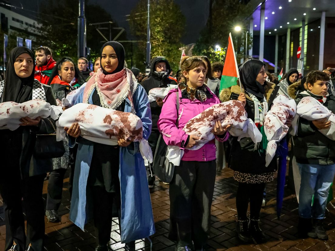 De demonstranten met 'bebloede rollen' bij aanvang van de Rouwmars voor de Palestijnse slachtoffers in Rotterdam