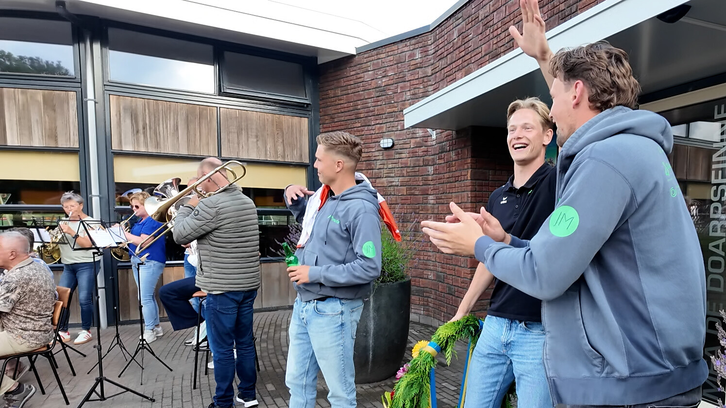 Earerûntsje, feest en muzyk foar de PC-winners yn Minnertsgea