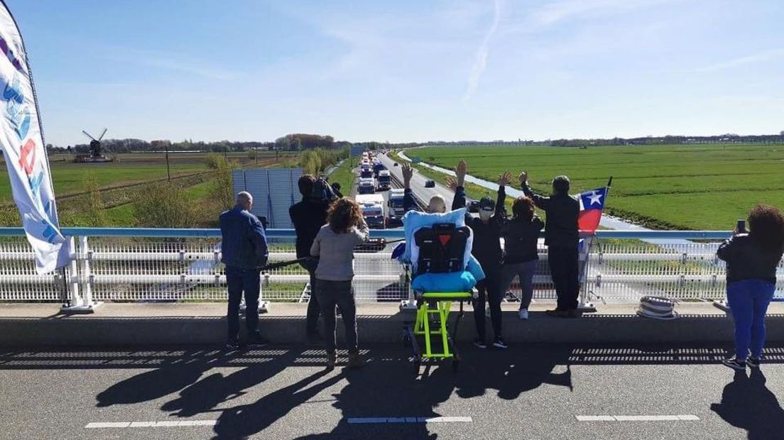 Robert (50) werd voor het eerbetoon naar een viaduct gebracht, waar zijn collega's langsreden