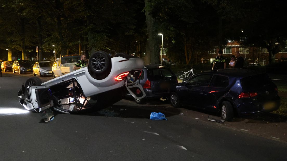 De auto kwam op zijn kop op de weg terecht