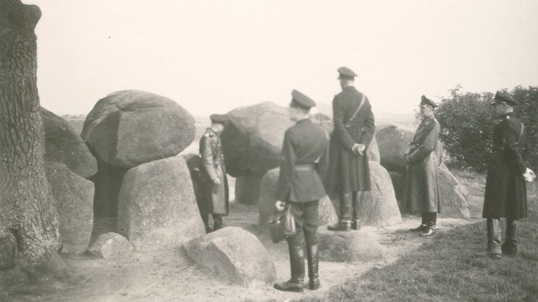 WA commandant Arie Johannes Zondervan bezichtigt samen met zijn stafleden het hunebed D18 bij Rolde in het kader van een driedaags bezoek aan Drenthe. (Rechten: Drents Archief)