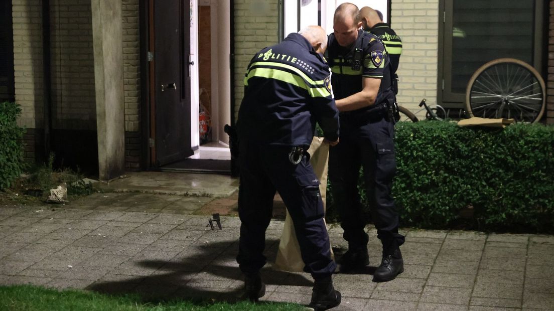 De politie bij het huis in Zoetermeer dat beschadigd raakte door brand I
