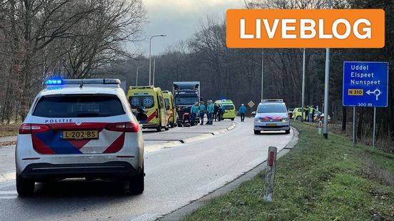 fietsster zwaargewond na ongeluk • auto vliegt in brand na botsing. fietsster zwaargewond na ongeluk • auto vliegt in brand na botsing.