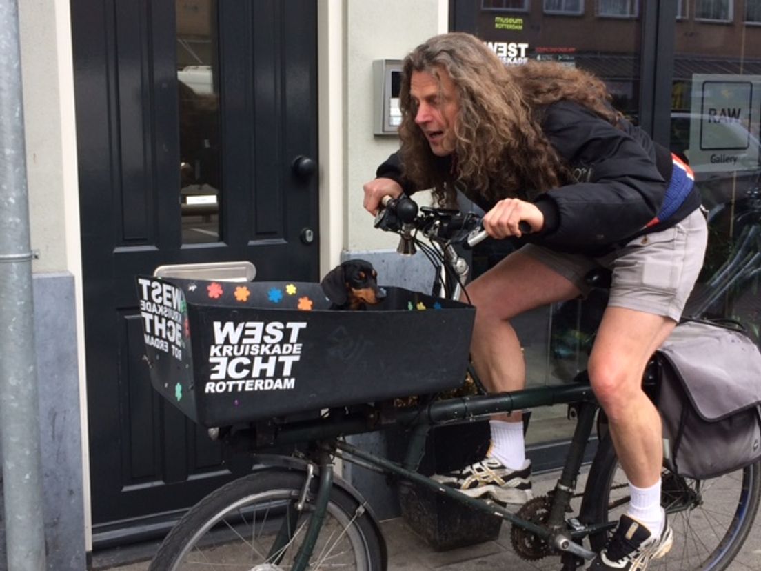 Piet Hein op de fiets met teckel Fly