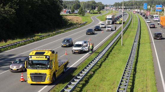 Dichte spitsstroken op deze snelweg door begroeiing voor de camera's