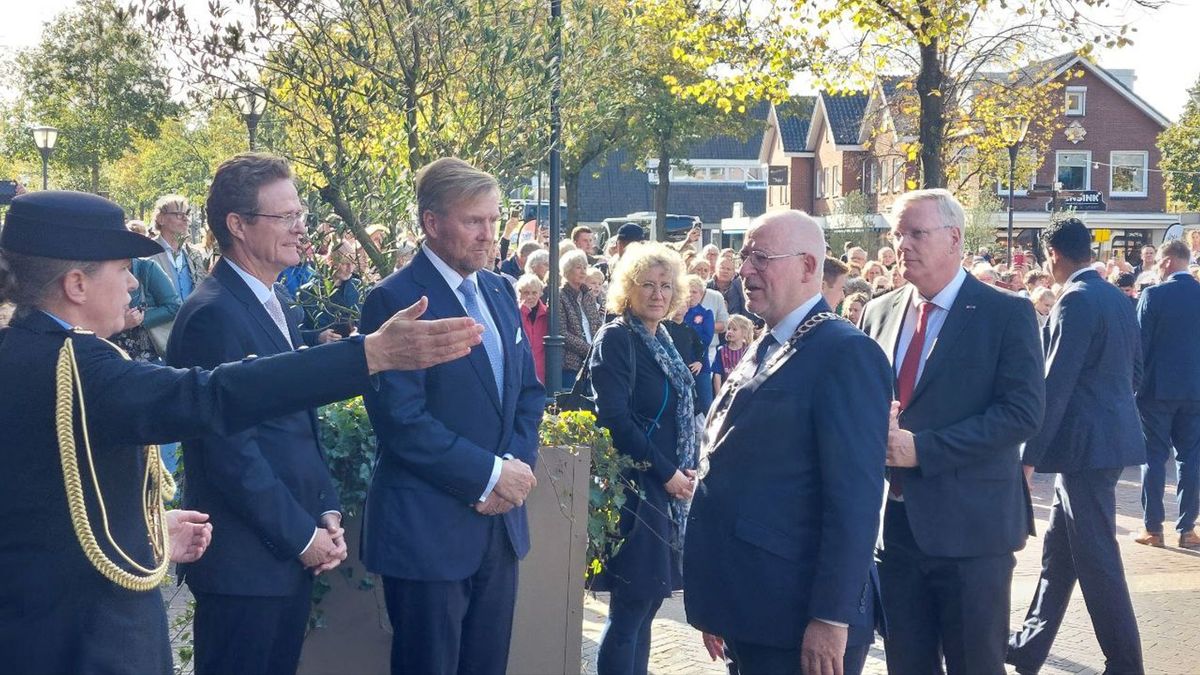 Mudvol Nicolaasplein geeft koning een warm onthaal in Denekamp