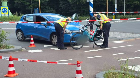 Moeder en kind gewond • veel schade na botsing. Moeder en kind gewond • veel schade na botsing.