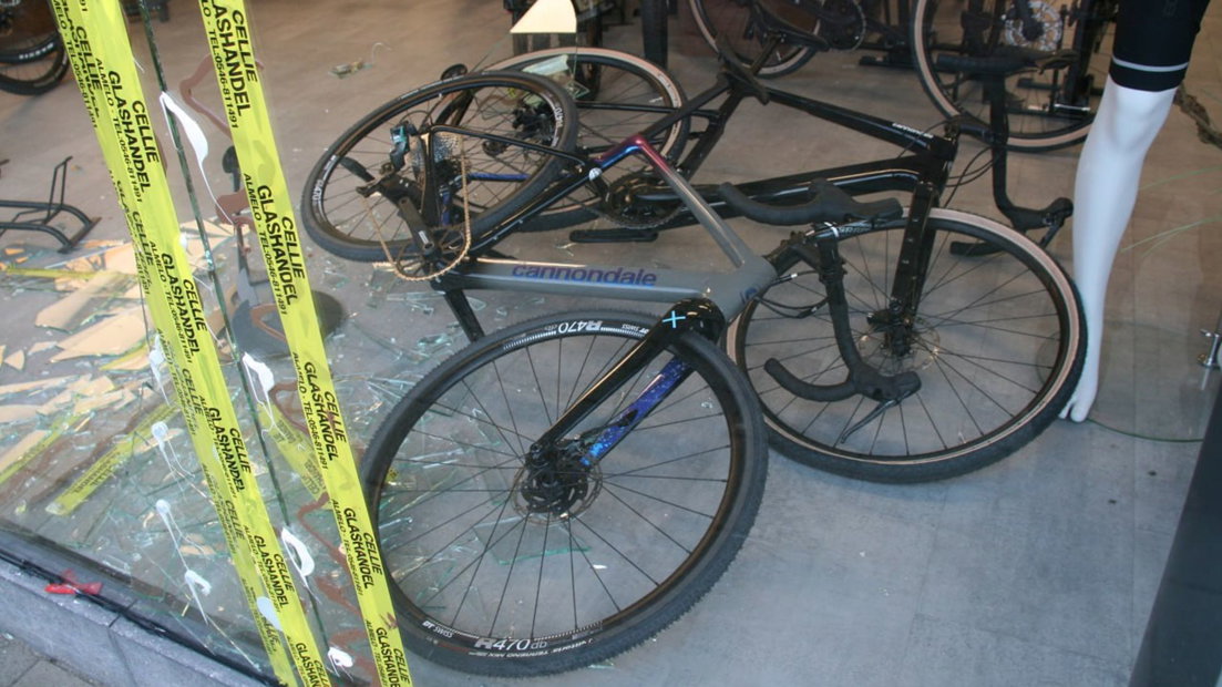 Fietsen liggen op de grond nadat de voorgevel van een fietsenwinkel is geramd in Almelo.