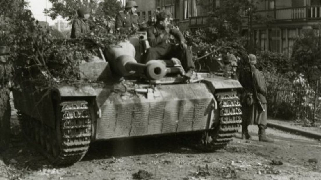 Eigenlijk is het ongelooflijk dat Theo Wigman en zijn familie de oorlog heelhuids hebben doorstaan. Op zondag 17 september 1944 wordt deze Market Garden-baby geboren aan de straat waarover de Engelsen richting Rijnbrug marcheren. Rond en in het benedenhuis van de Arnhemmers aan Onderlangs 11 wordt die dagen hevig gevochten, rijden tanks en vallen er tientallen doden.