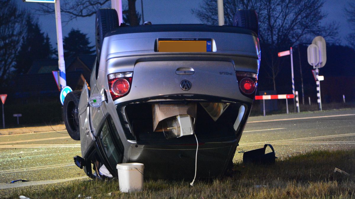 112 Nieuws: Schoorsteenbrand in Almelo | Auto op de kop bij Dalfsen
