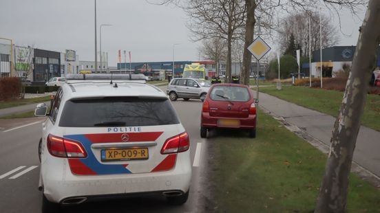 Bestuurder raakt gewond bij botsing tegen boom in Coevorden.