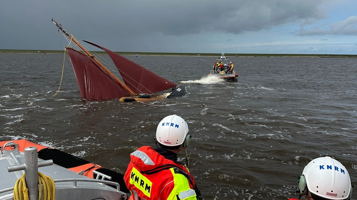 KNRM in actie voor omgeslagen schip op Lauwersmeer | Wadlopers in veiligheid gebracht