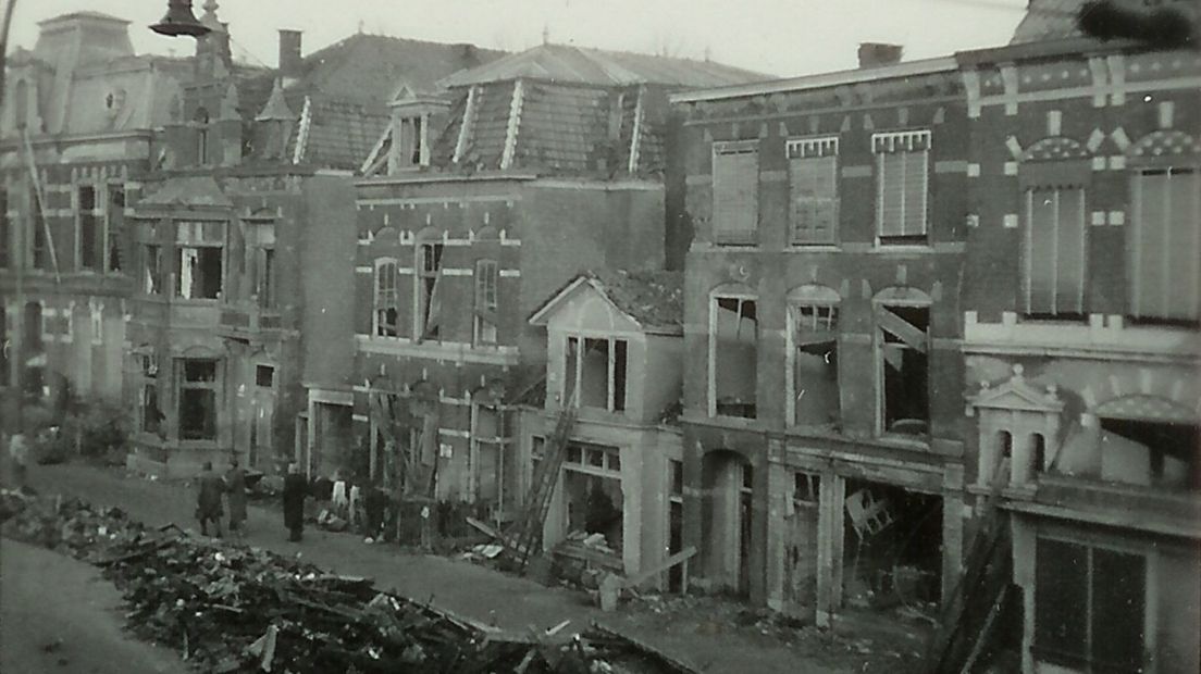 Stationsweg in Leiden na het bombardement