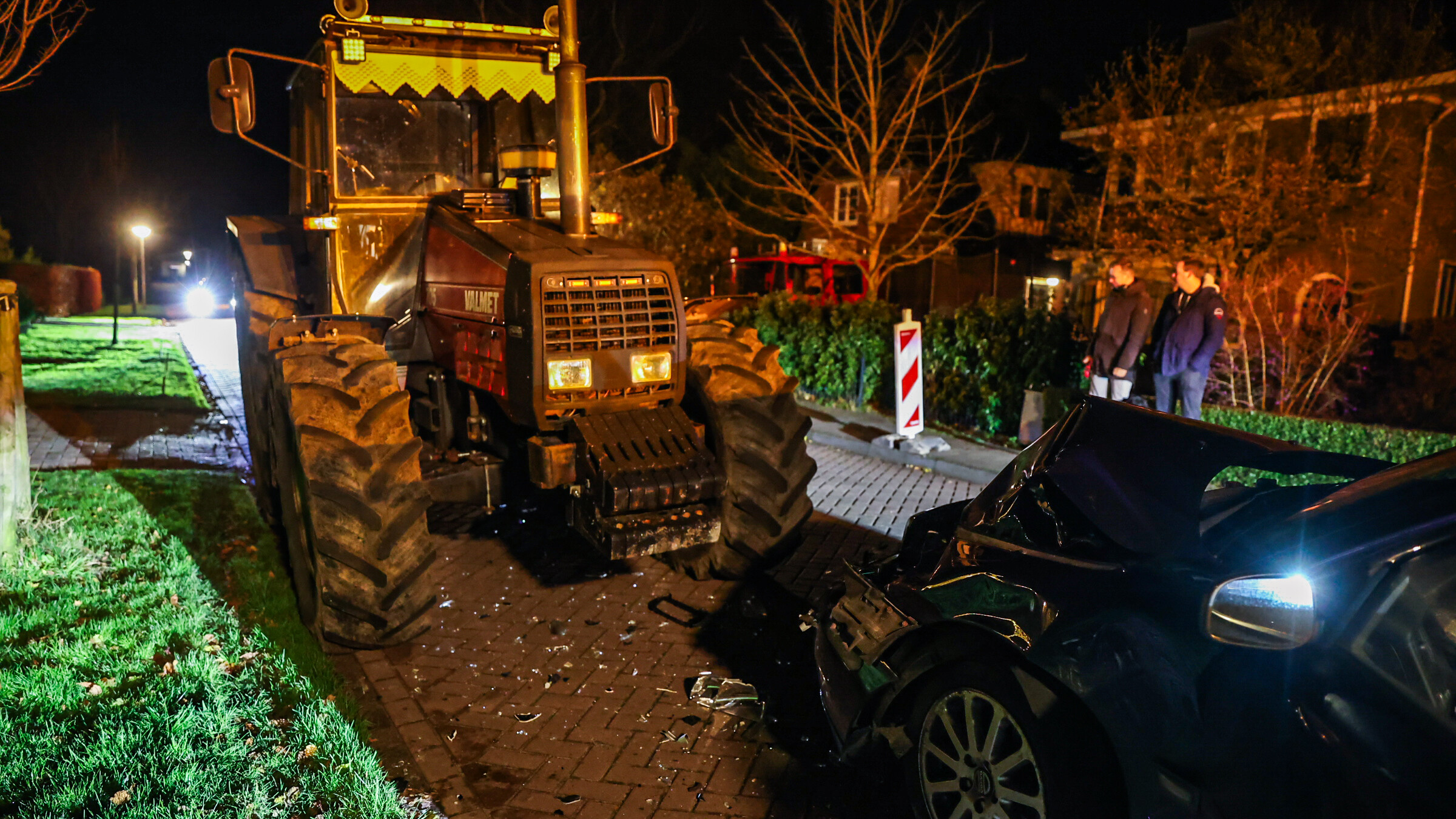 De auto rjochts leit flink yn diggels