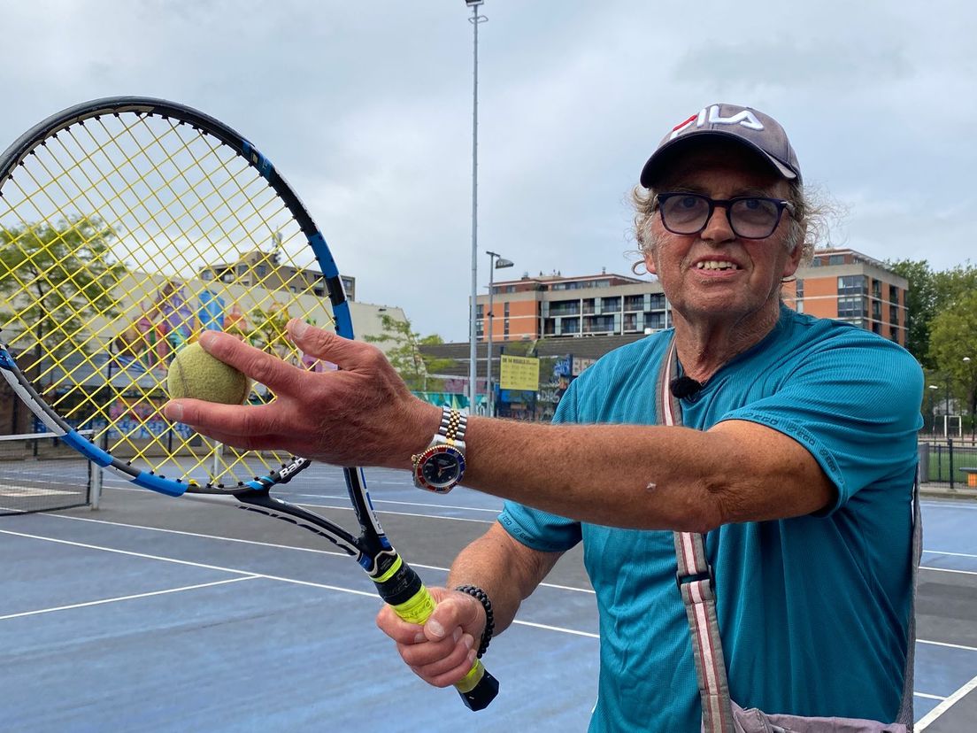 De 74-jarige Tommy speelt tennis zonder tegenstander