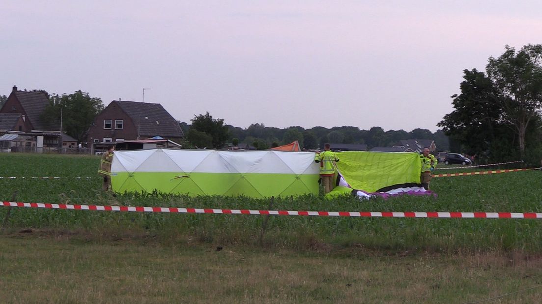 De plek waar de paraglider is neergestort.