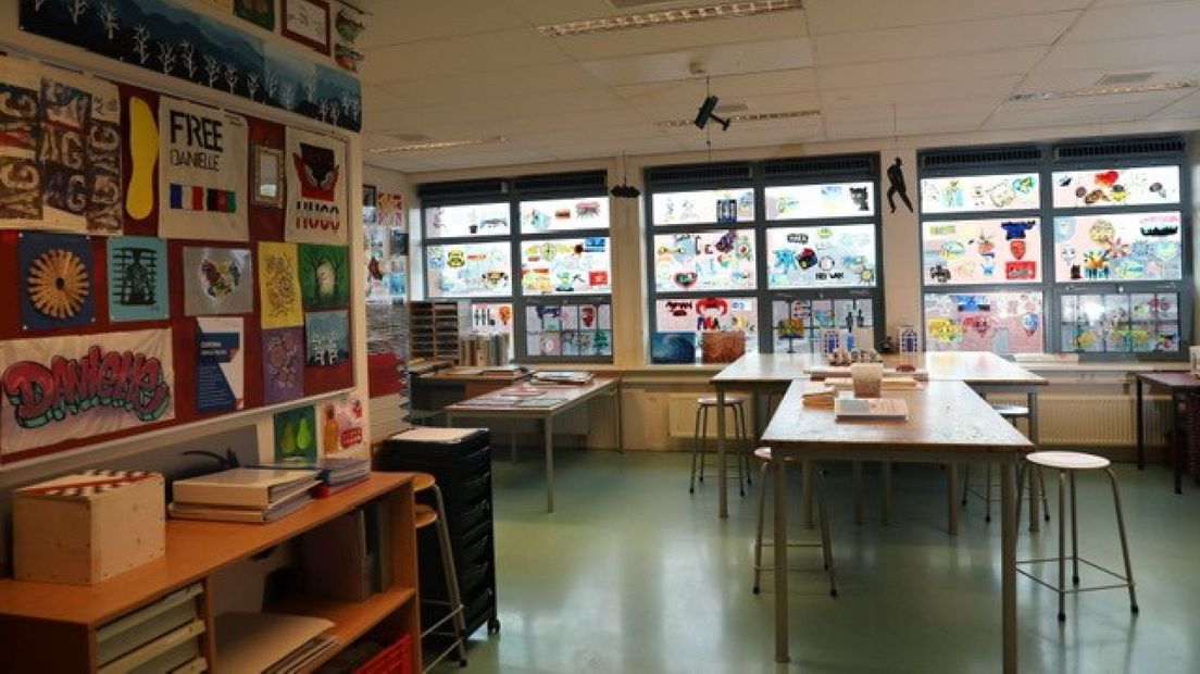 Een klaslokaal waar gedetineerden jongeren les krijgen op VSO De Burcht