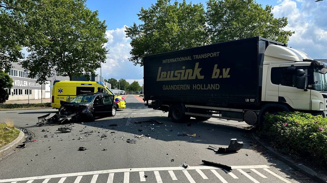 Aanrijding in Nijverdal zorgt voor ravage