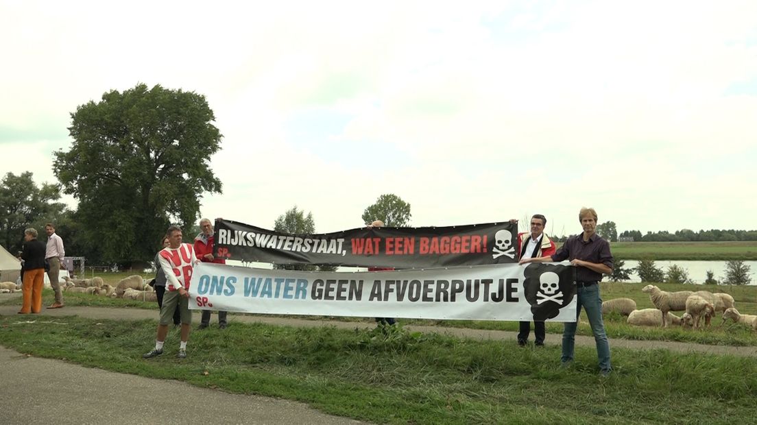 Protest tegen de stort van granuliet in de plas Over de maas bij Dreumel.