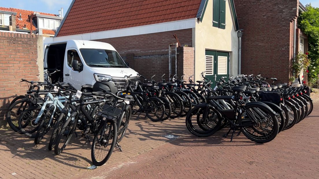 Mensen brengen massaal hun Van Moof naar Amersfoort