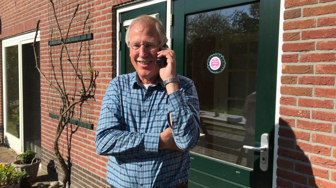 Schrijver Anne Doornbos hoort van burgemeester Klaas Smid dat hij een lintje krijgt (Rechten: RTV Drenthe/Serge Vinkenvleugel)