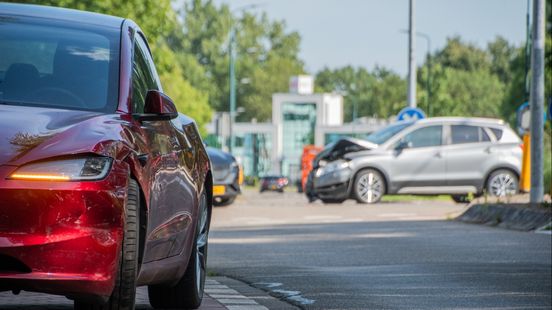 Twee autos betrokken bij ongeluk op snelweg: half uur vertraging • Auto brandt uit in Den Bosch. Twee autos betrokken bij ongeluk op snelweg: half uur vertraging • Auto brandt uit in Den Bosch.