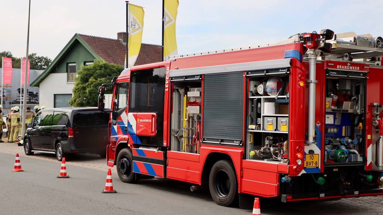 Brandweer verricht metingen in leegstaande woning.
