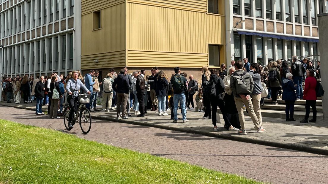 Geëvacueerde studenten staan buiten het universiteitsgebouw