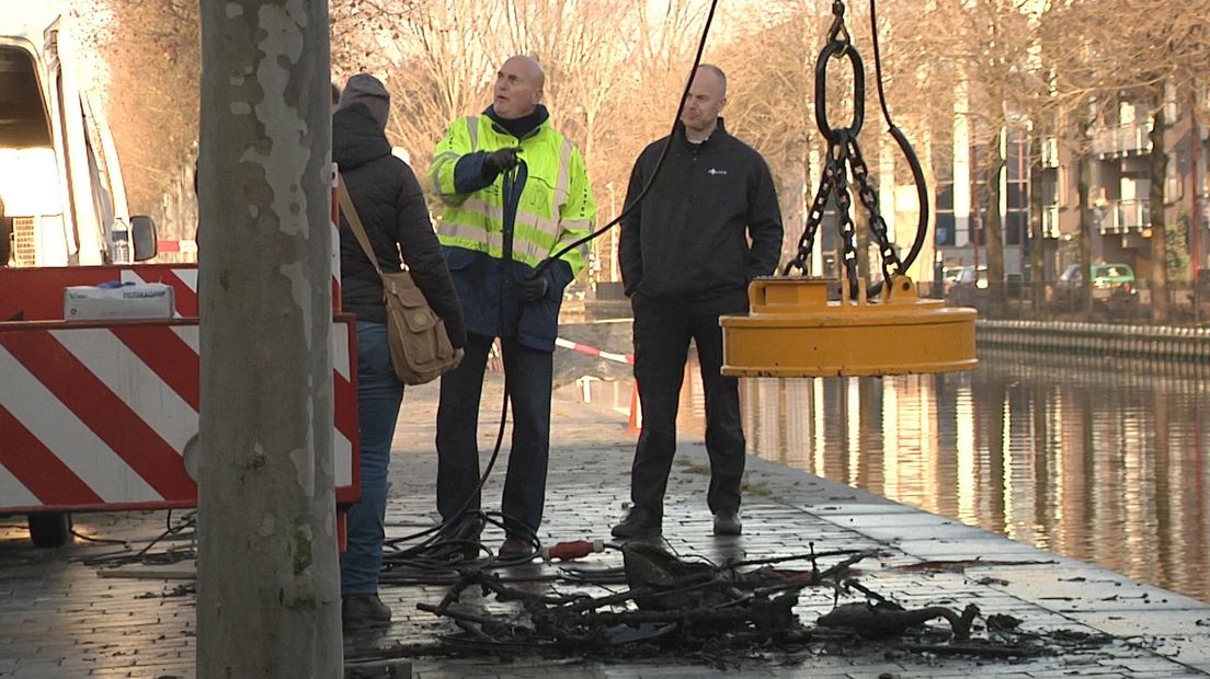 Met een grote magneet wordt gezocht in het kanaal