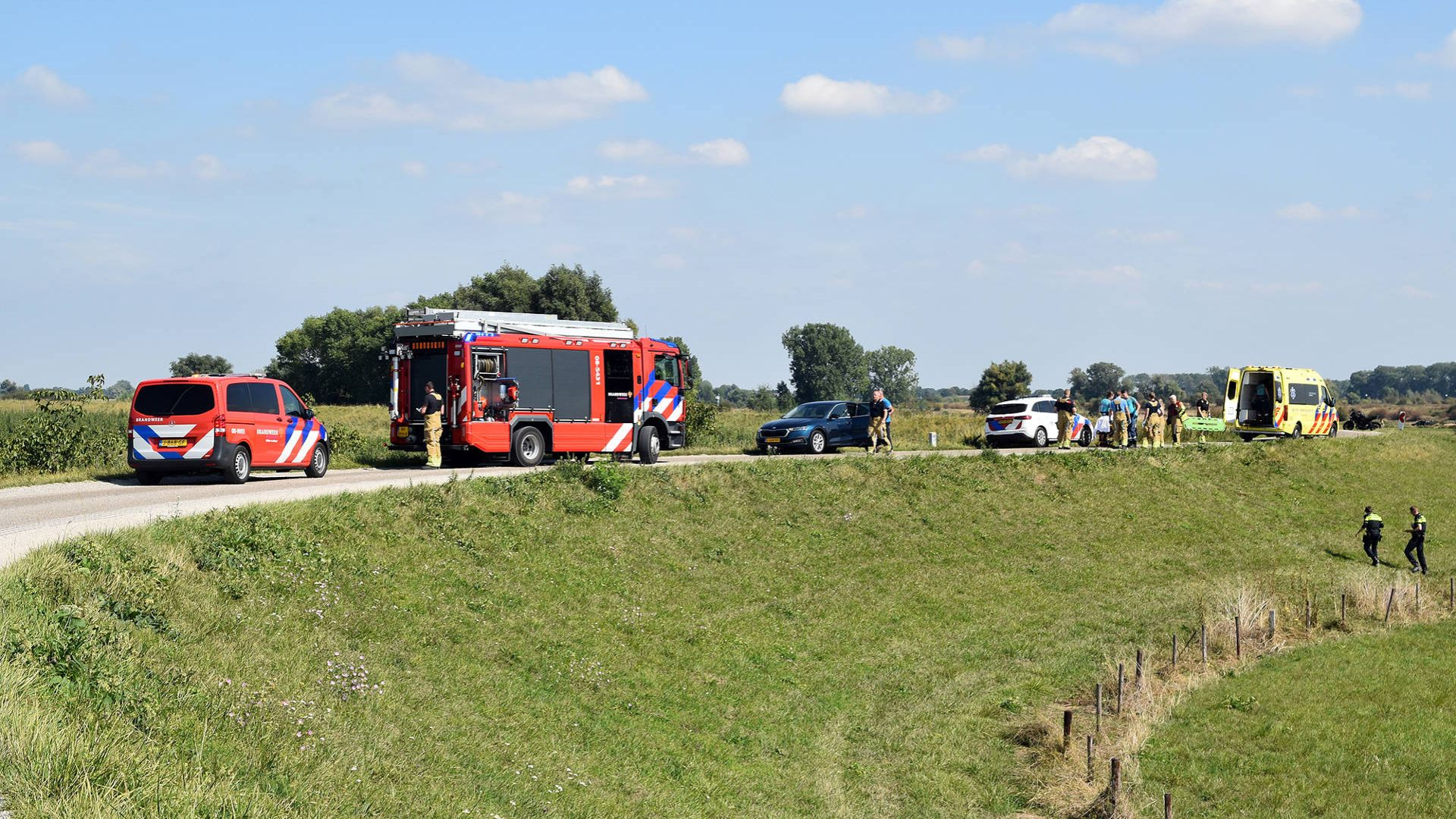 Motorexamen gaat mis: man belandt onderaan de dijk