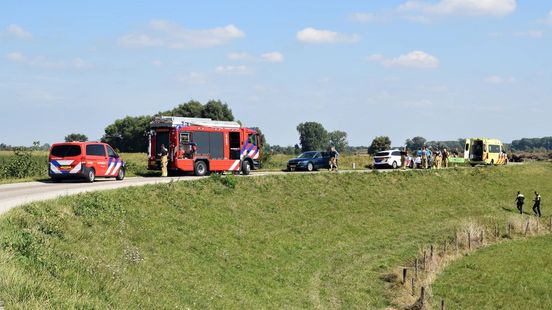 Motorexamen gaat mis: man belandt onderaan de dijk