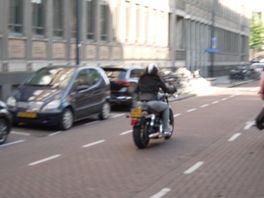 Rotterdam zet geluidscamera's tegen ronkende herrie-auto's