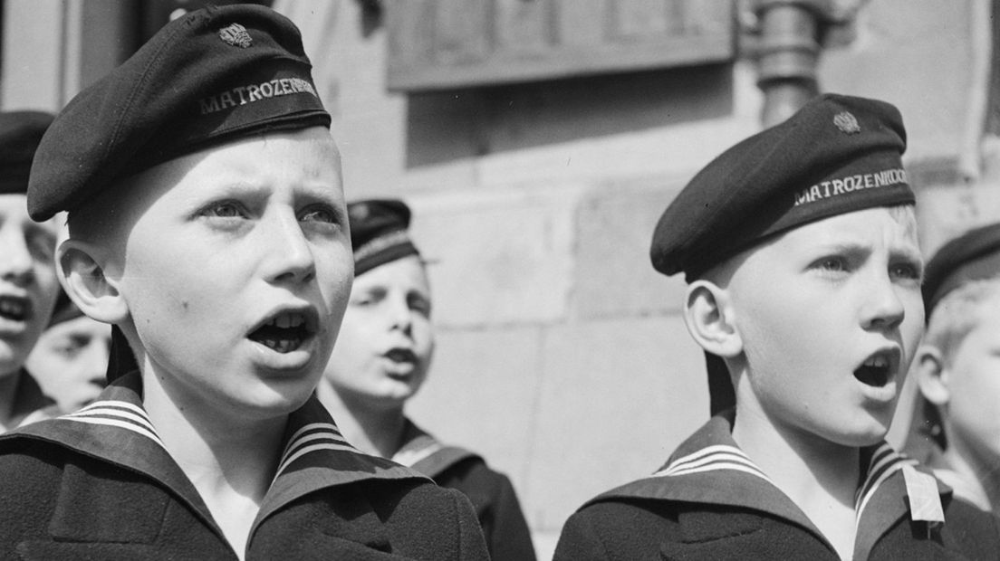 Het Haags Matrozenkoor zingt tijdens een van de bevrijdingsfeesten.