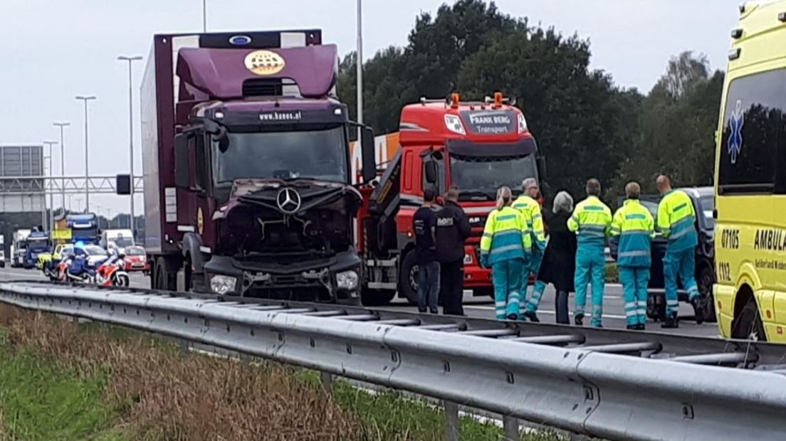 Op de A1 richting Apeldoorn is donderdagmiddag ter hoogte van Terschuur een vrachtwagen achterop een personenauto gebotst. Doordat de weg daarna deels werd afgesloten, ontstond er een lange file.