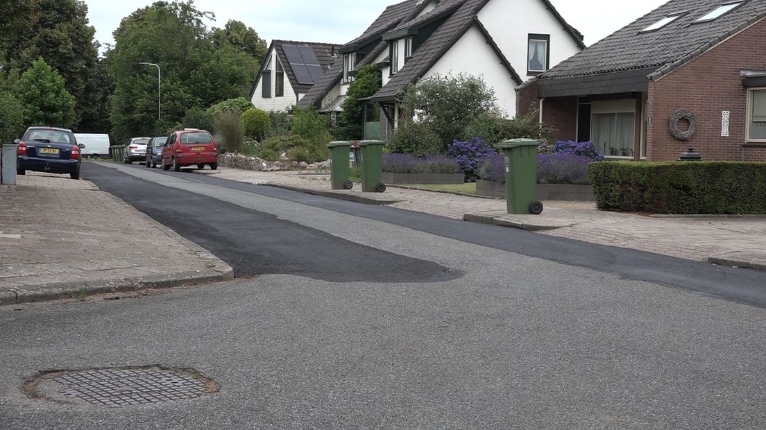 Inwoners van een aantal straten in Neede balen van het nieuwe asfalt bij hen in de straat. In plaats van de hele straat zijn slechts twee stroken aan de randen opnieuw geasfalteerd. Bovendien lijkt het haastwerk.