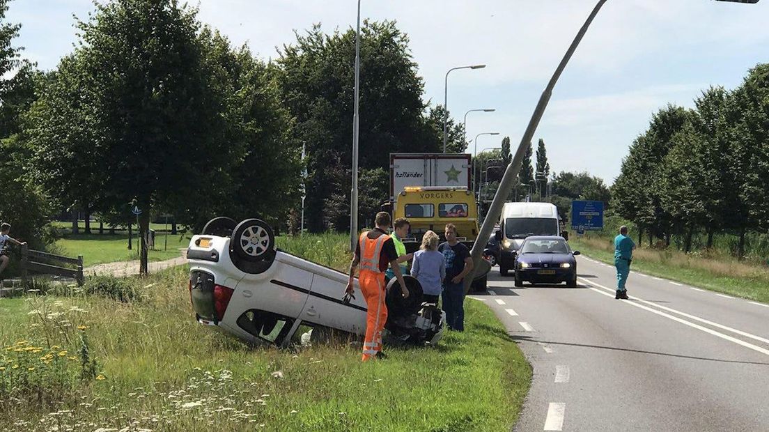 Auto belandt op de kop in Haaksbergen