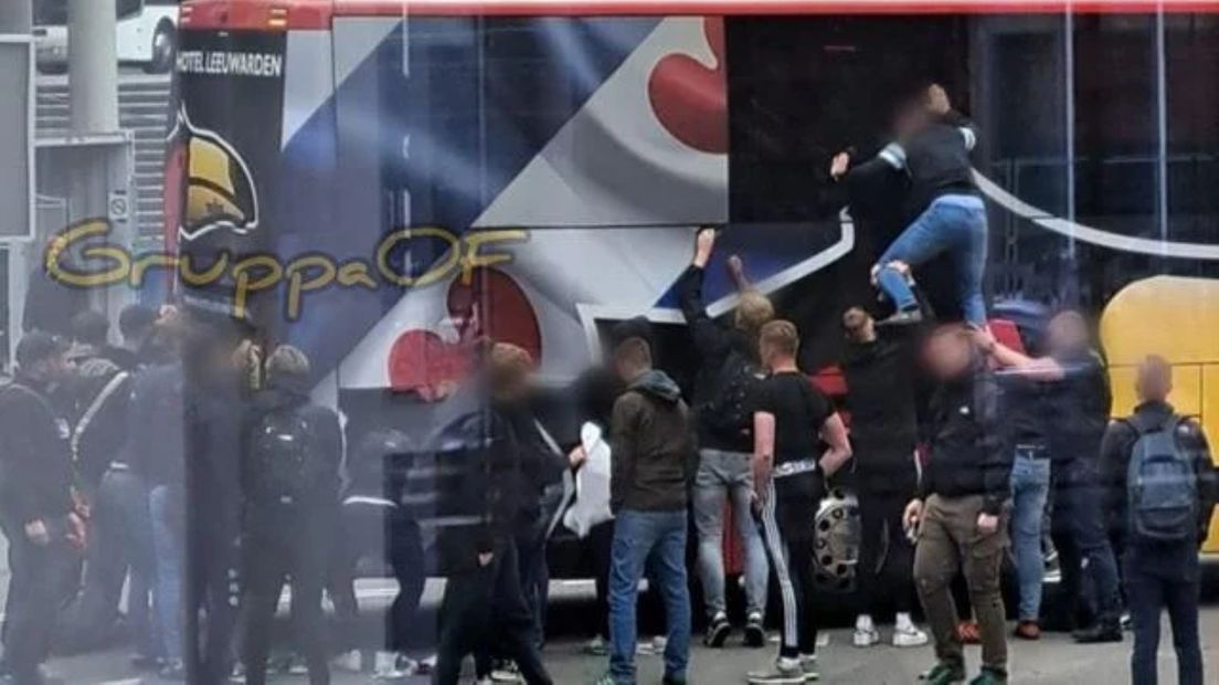 De supporters zijn druk bezig de pompeblêde te verwijderen
