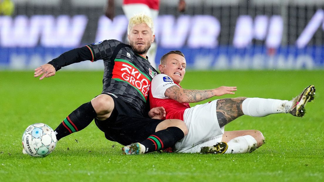 Lasse Schöne in duel met Jordy Clasie van AZ