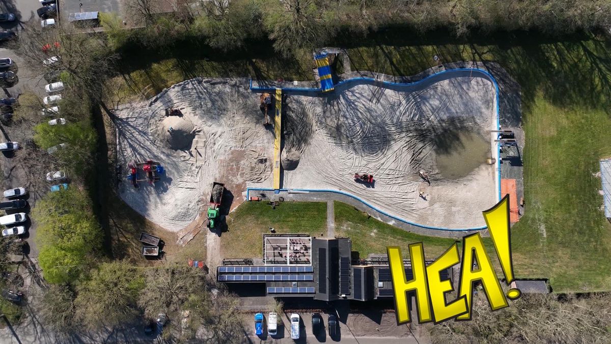 HEA! Vrijwilligers zorgen voor nieuw zand in natuurzwembad Jubbega
