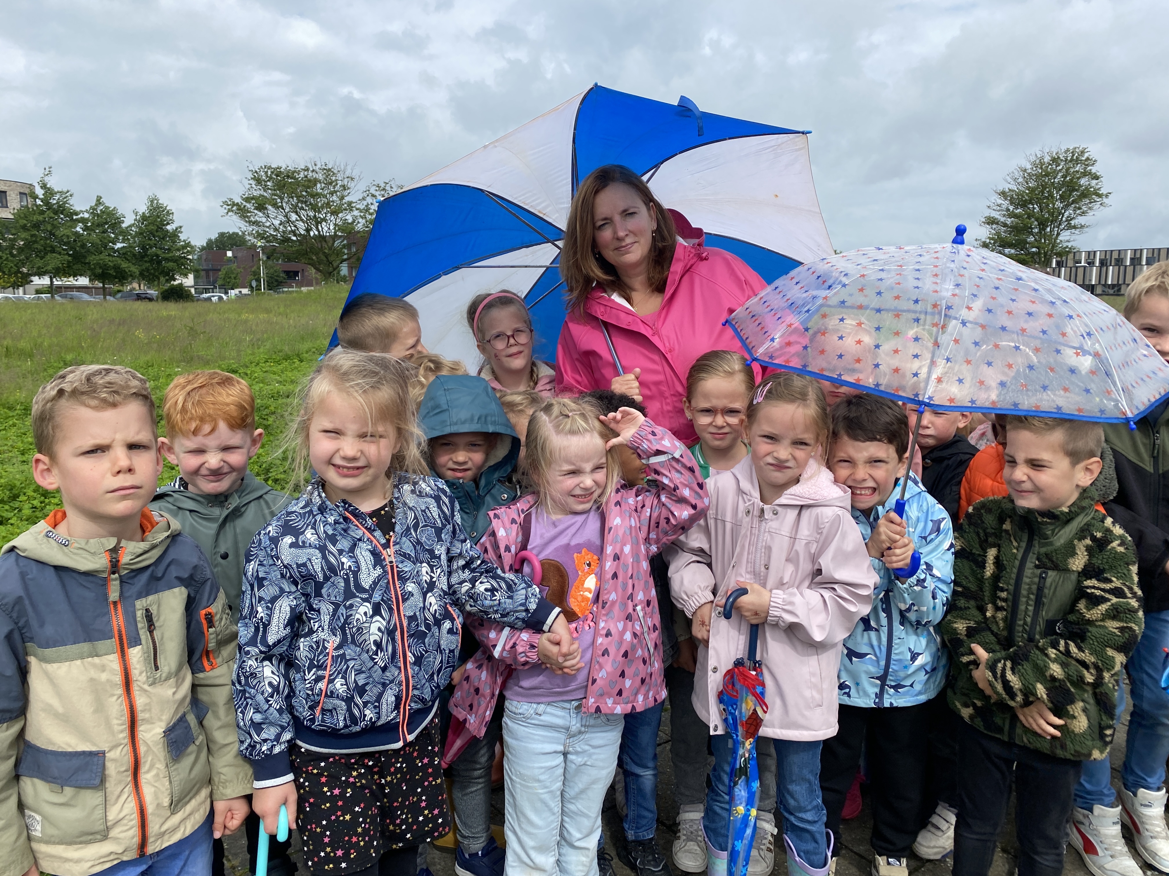 Deze schoolkinderen in Zierikzee zitten eindelijk droog, maar de waterstofzuiger blijft nog even staan