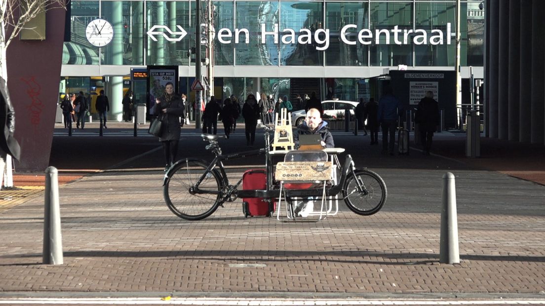 Misschien heb je hem wel eens zien zitten op Lange Poten of bij het Centraal Station in Den Haag met zijn bureaufiets en typemachine: straatdichter Sjaak Kroes. Na ruim drie jaar dichten op straat, vond hij het tijd voor een eerste bundel: 'Het moest er van komen, want een dichter zonder dichtbundel is geen dichter', aldus Sjaak.