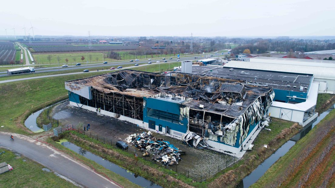 De schade is enorm. In een bedrijfspand van Van Soest Coldstores aan de Meezendreef in Kesteren woedde vrijdag een grote brand. Een dag later is de ravage pas echt goed zichtbaar.