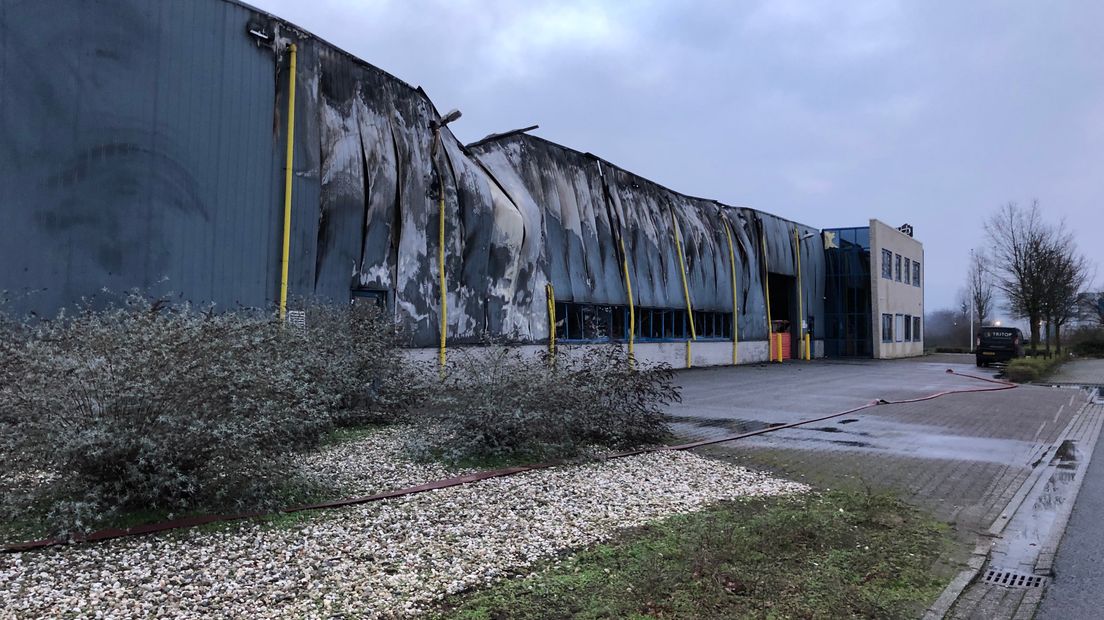 De brandweer is nog altijd bezig met het nablussen van het bedrijfspand in Aalten, dat dinsdagavond laat in brand vloog. Het pand aan de Vierde Broekdijk is volledig afgebrand, meldt een woordvoerder van de Veiligheidsregio Noord- en Oost-Gelderland.