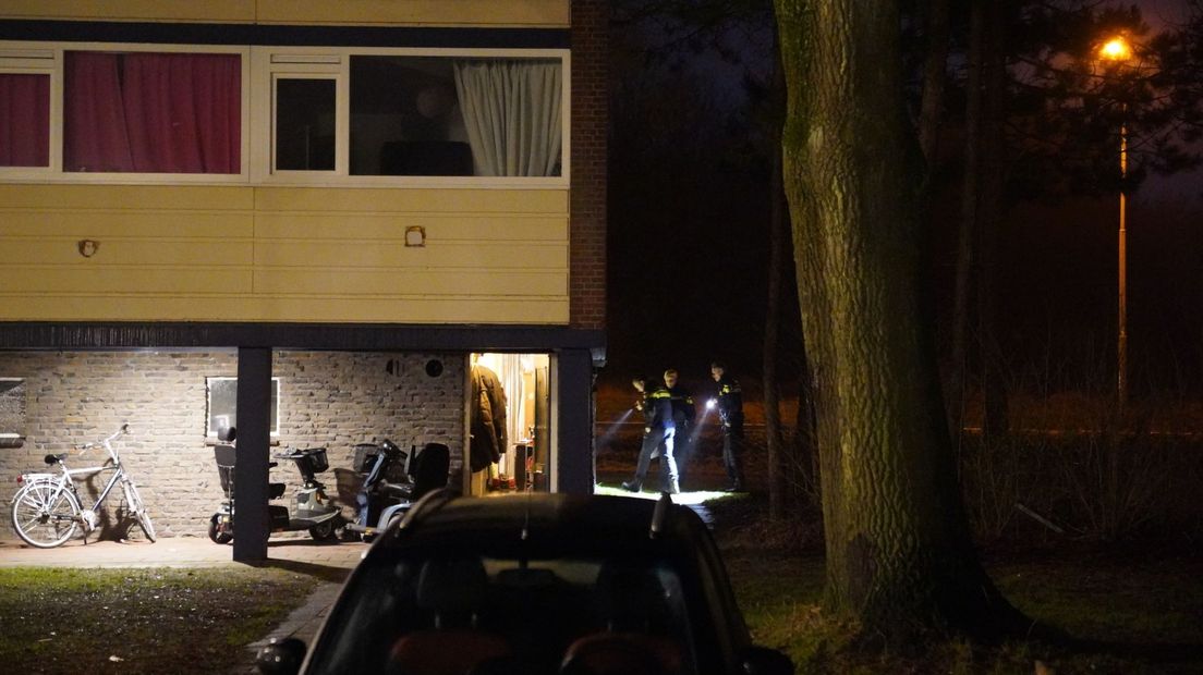De politie doet onderzoek bij de flat