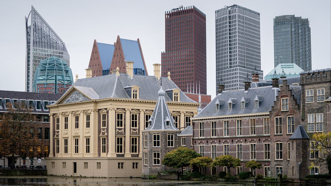 De skyline van Den Haag met het Binnenhof, het torentje, ministeries en het Mauritshuis