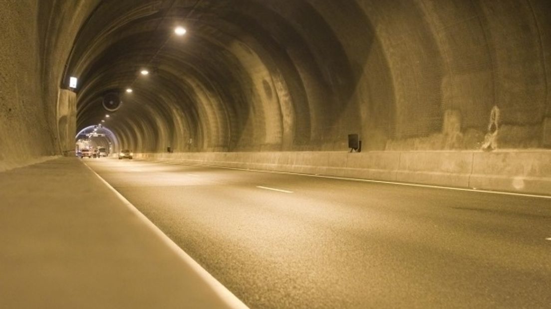 Oostbuis tunnel was dicht na aanrijding meerdere auto's (video)