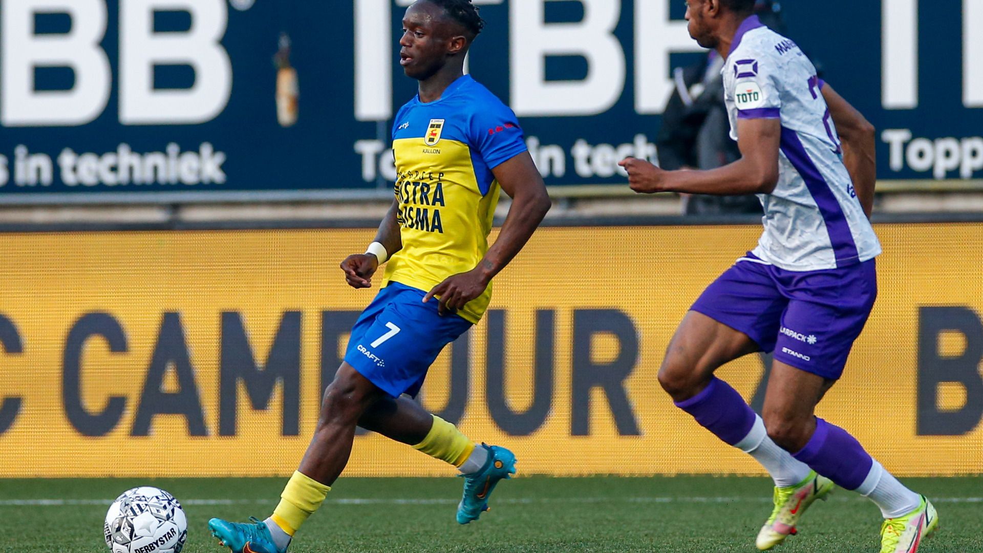 Issa Kallon hâldt de bal leaver op de grûn