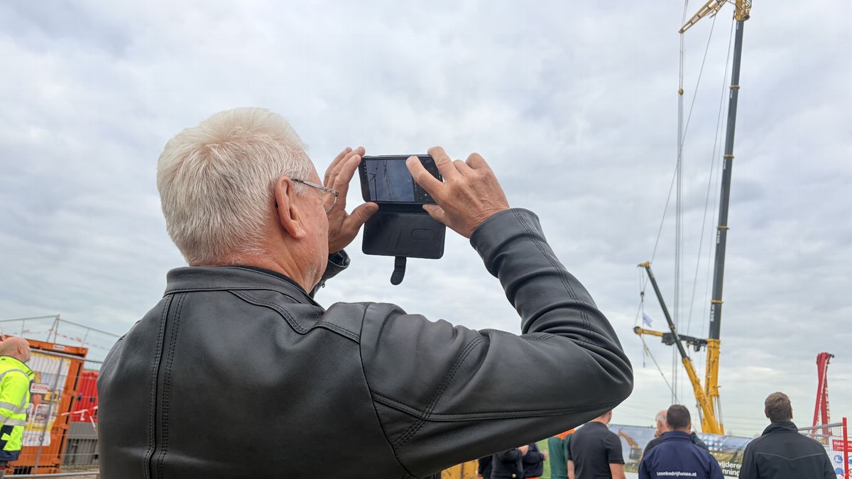 Adrie en Pau treuren om verdwijnen markante hoogspanningsmast langs A58: 'Ze waren beeldbepalend'