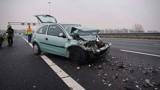 Ongelukken op A27 zorgen voor vertraging, 2 rijstroken dicht. Ongelukken op A27 zorgen voor vertraging, 2 rijstroken dicht.