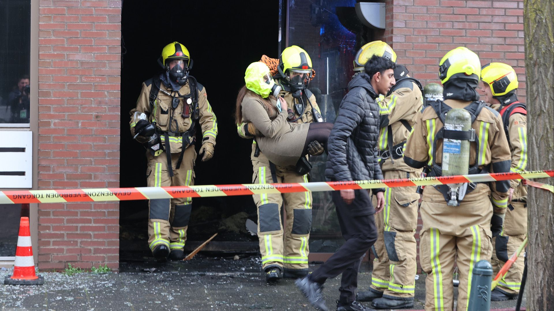 Brand In Appartement, Mensen Van Balkon En Dak Gered - Omroep West